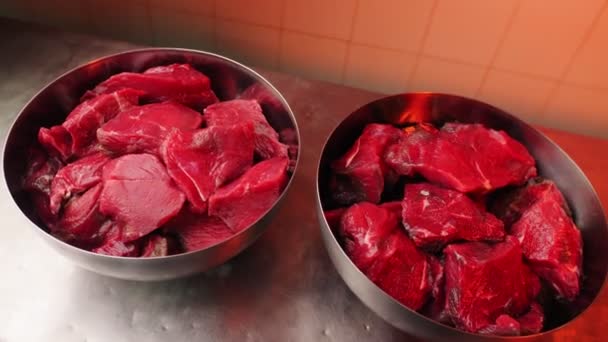 Tazones grandes con carne de res en mesa de metal en taller de plantas — Vídeo de stock