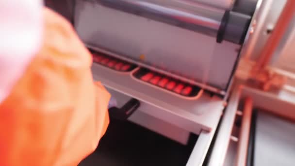 Tasty sausages in packaging machine on counter in grocery — Stock Video