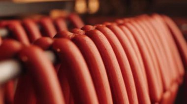 Dükkanda sosis demetleri varken rafı kapat.