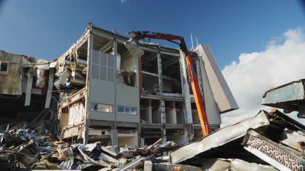 Bagger mit Roboterarm zerlegt Trümmer der zerstörten Arena — Stockvideo