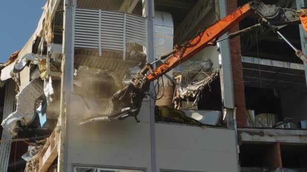 Červená rypadla demontuje stavbu nebezpečné arény — Stock video