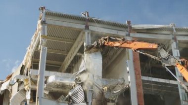 Bıçaklı kazıcı tehlikeli stadyumun desteğini kesti