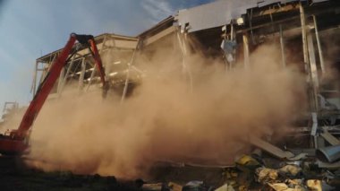 Güneşli bir günde, toz bulutlarının içinde hokey sahasının yakınındaki kazıcı.