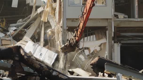 Maschine mit Schere durchtrennt Stütze, um Eishockeystadion zu zerstören — Stockvideo
