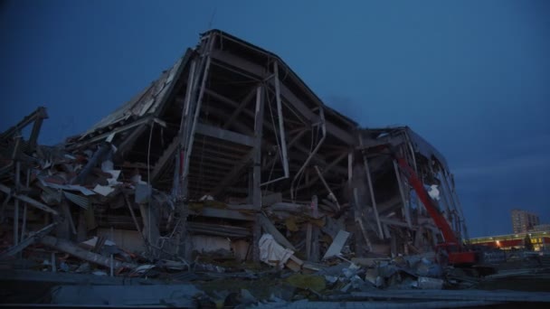 Stroj pracuje v blízkosti nebezpečného hokejového stadionu ve večerních hodinách — Stock video