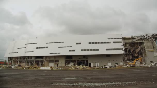 Машины и люди работают на разрушенном хоккейном стадионе — стоковое видео