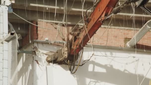 Excavadora con cortador destruye la pared del viejo estadio de hockey — Vídeo de stock