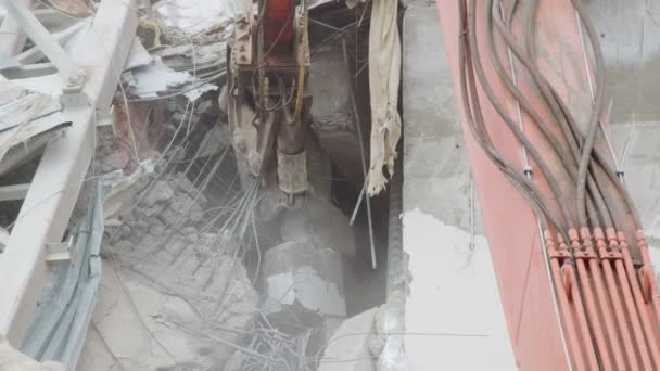파괴된 경기장의 잡석을 제거하는 칼을 든 기계 — 비디오
