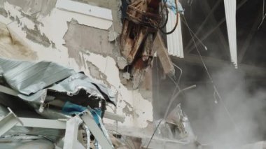 Kesici ile kazıcı eski arenanın beton duvarını yok etti