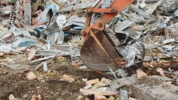 Excavadora con pala cubo desmonta escombros de estadio — Vídeos de Stock
