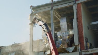 Kazıcı tehlikeli hokey arena binasının sütununu harap etti