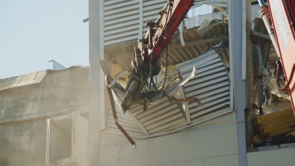 Kraftvolle Maschine demontiert Wand eines gefährlichen Gebäudes — Stockvideo