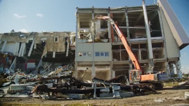 Excavatrice détruit le soutien du stade de hockey abandonné — Video