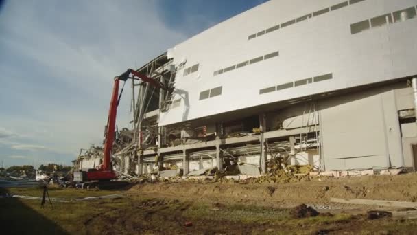 Escavatore rosso smantella facciata del timelapse stadio di hockey — Video Stock