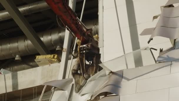 挖掘机用机械手破坏曲棍球馆的特写 — 图库视频影像