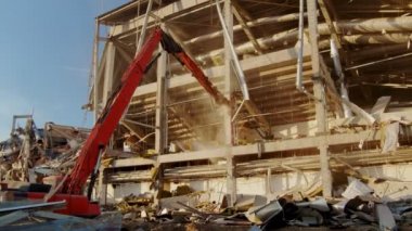 Yüksek kazıcı ezici eski hokey stadyumunun sütununu tahrip etti