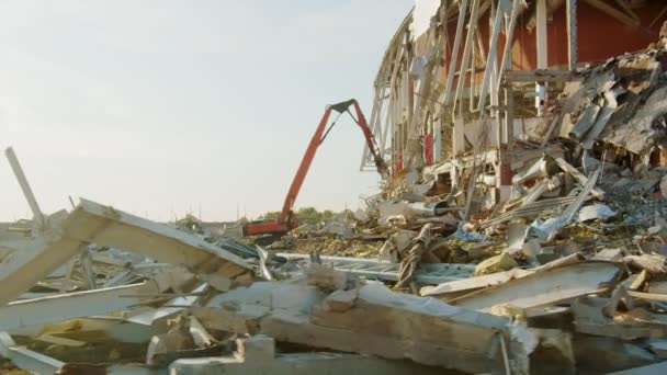 Rörelse på rivningsplatsen för gammal hockeyarena med grävmaskin — Stockvideo