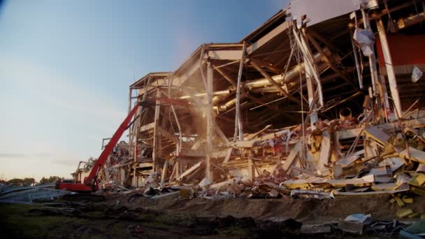 Máquina destrói perigoso edifício arena de hóquei abandonado — Vídeo de Stock