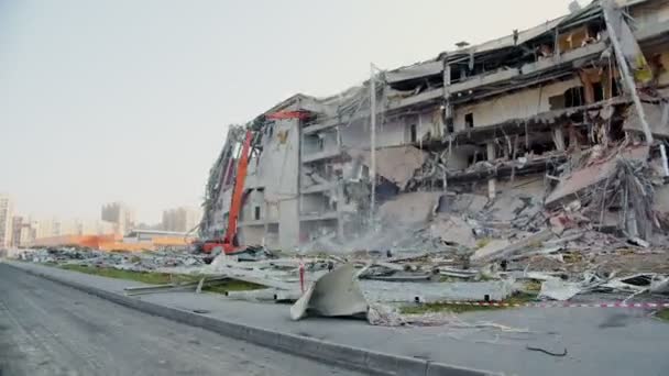 Mouvement passé dangereux site de démolition de bâtiment d'arène de hockey — Video