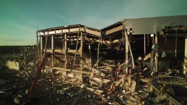 Maskin arbeten förstöra övergivna hockey stadion byggnad — Stockvideo