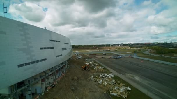 Знищена хокейна арена на небі з хмарами з повітряним видом — стокове відео