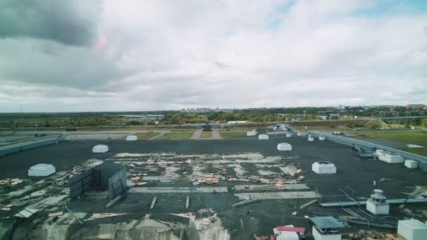 Mouvement aérien au-dessus du toit de l'ancien bâtiment détruit de l'aréna — Video