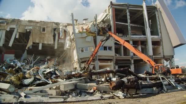 Destruindo a velha arena de hóquei no local de demolição câmera lenta — Vídeo de Stock