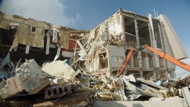 Desmontaje de la peligrosa arena de hockey en el lugar de demolición — Vídeo de stock