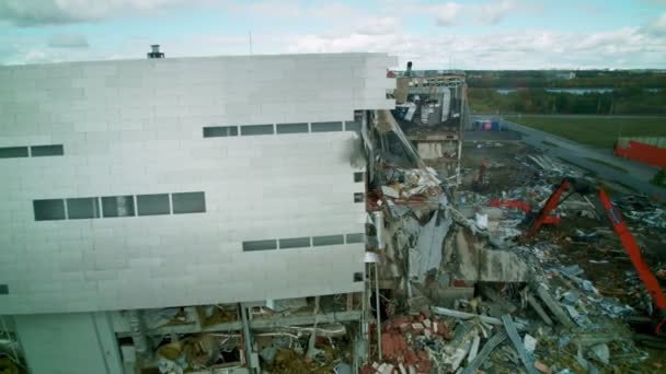 Oude gevaarlijke hockey arena en graafmachine op sloopplaats — Stockvideo