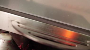 ekipman, sosis üretim atölyesinde kıyma ile çalışıyor.