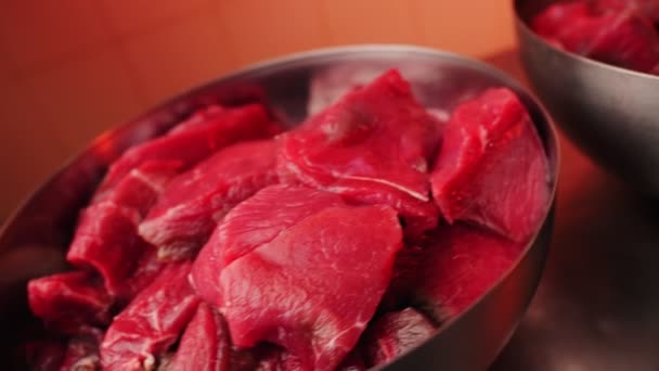 Recipientes con carne de cerdo fresca cortada en la mesa en el taller — Vídeos de Stock