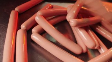 Lezzetli çiğ sosisler atölyedeki metal masaya düşer.