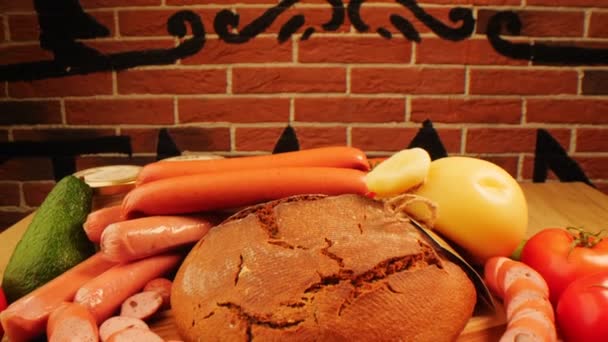 Nature morte con salsicce naturali pane di segale e verdure — Video Stock