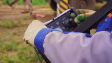 operatör uzaktan kumandalı İHA 'yı kapalı alanda tutuyor