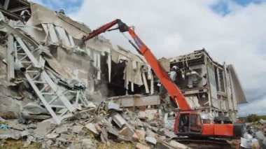 Kesicili kazı makinesi hokey stadyumunun inşasını mahvetti