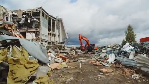 Modern gépek működnek közel épület elhagyatott stadion — Stock videók