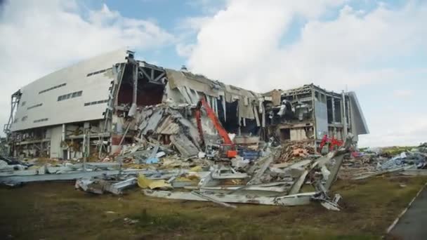 Machines démanteler les débris de l'ancien stade de hockey timelapse — Video