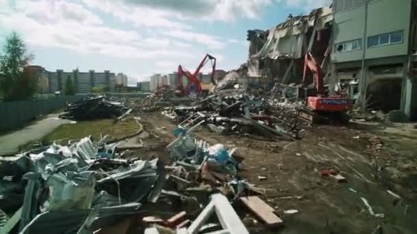 Pelles rouges travaillent avec des débris métalliques de vieille arène dangereuse — Video