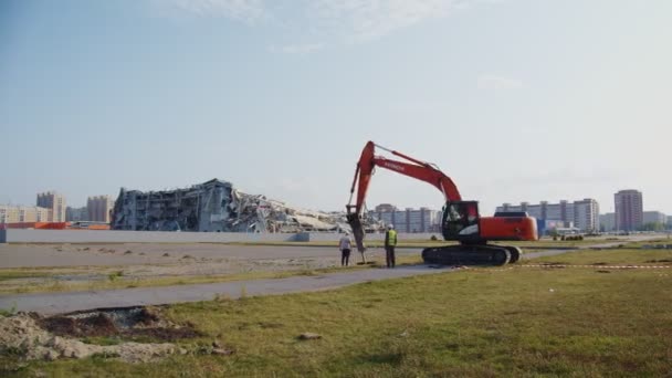 Camion creuse fosse dans la route près du site de démolition de l'ancien stade — Video