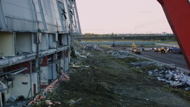 Экскаватор с длинными руинами, заброшенная хоккейная арена — стоковое видео