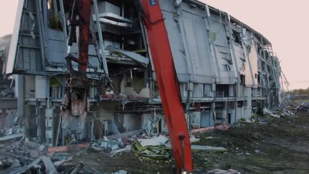 Escavadeira com unidades de corte edifício passado de arena de hóquei — Vídeo de Stock