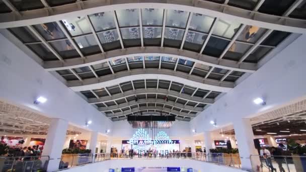 Красивый зал торгового центра с гостями и эскалатором — стоковое видео