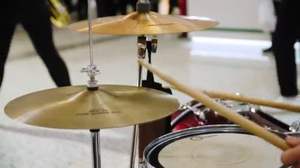 Музыкант играет на барабанах и тарелках в современном торговом центре — стоковое видео