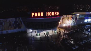 Park evi eğlence merkezi cephesi ve geceleri insanlar.