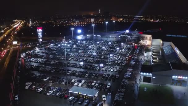 Parkeerplaats met auto 's en podium in de buurt van nieuwe winkelcentrum — Stockvideo