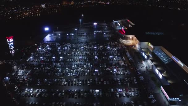 Luchtbeweging boven parkeerterrein en mensen die naar concert kijken — Stockvideo