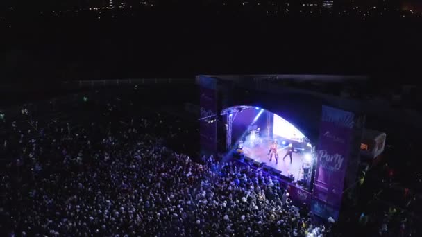 Cantante popular realiza en el escenario en el festival en invierno superior — Vídeos de Stock