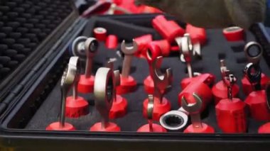 İşçi elektrik santralinde tork anahtarı başını kontrol ediyor.