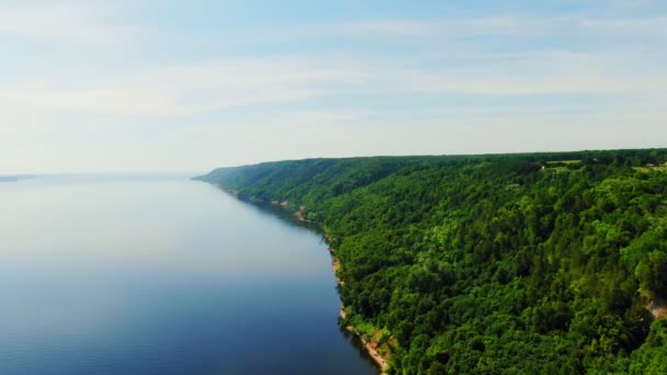 Sungai lebar tenang dengan berbukit hutan tepi di bawah langit biru — Stok Video