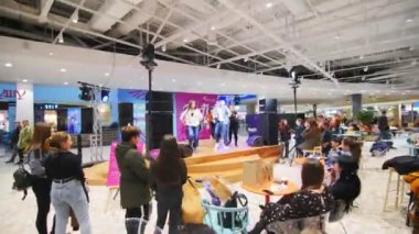 Dansçılar alışveriş merkezindeki konserde seyirciler için gösteri yapıyorlar.